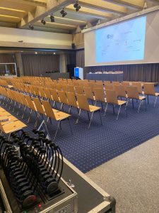 Sala convegni con sistema di interpretazione simultanea bidule